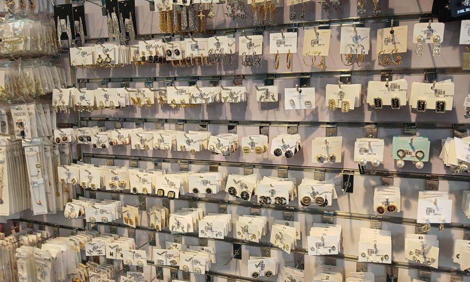 náušnice, brože a náramky na stojanech v provozovně